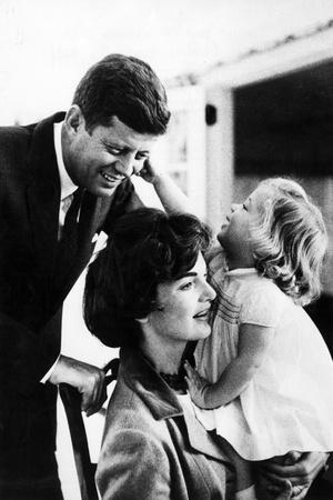 https://imgc.allpostersimages.com/img/posters/john-and-wife-jackie-kennedy-with-their-daughter-caroline-in-usa-in-1961_u-L-PWGM9R0.jpg?artPerspective=n