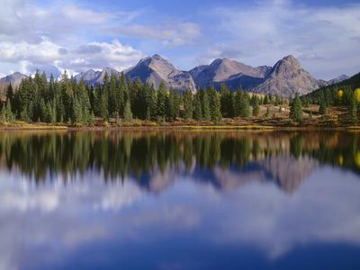 USA, Colorado, San Juan National Forest, Grenadier Range Reflects in Molas Lake in Autumn