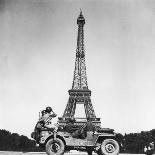 Soldiers of 4th US Infantry Division Looking at Eiffel Tower as They Liberate Capital City, WWII-John Downey-Mounted Premium Photographic Print