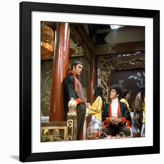 John Saxon and Jim Kelly lors du tournage du film Operation dragon ENTER THE DRAGON by Robert Clous-null-Framed Photo