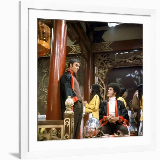 John Saxon and Jim Kelly lors du tournage du film Operation dragon ENTER THE DRAGON by Robert Clous-null-Framed Photo