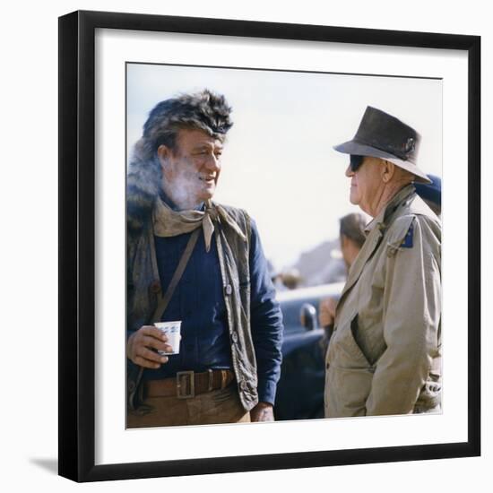 John Wayne and John Ford sur le tournage du film Alamo by JohnWayne, 1960 (photo)-null-Framed Photo