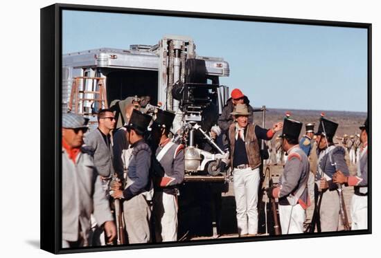John Wayne sur le tournage by son film Alamo en, 1960 (photo)-null-Framed Stretched Canvas