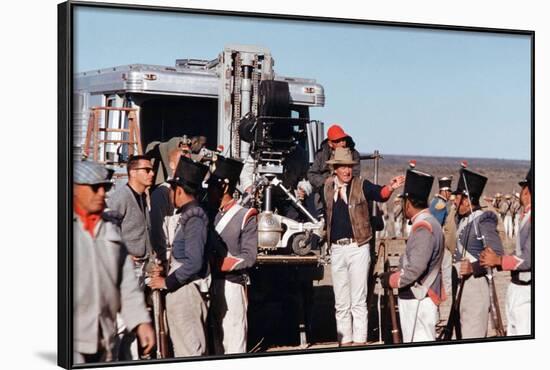 John Wayne sur le tournage by son film Alamo en, 1960 (photo)-null-Framed Photo