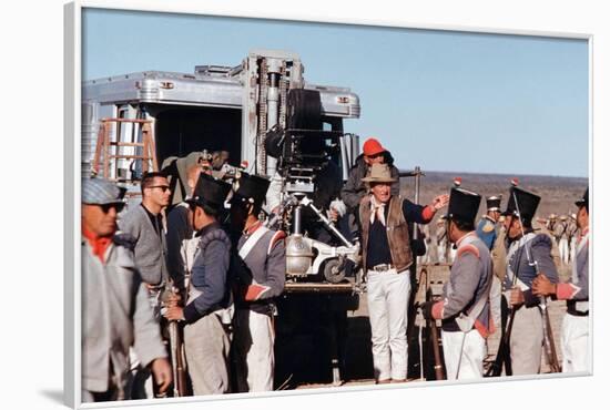 John Wayne sur le tournage by son film Alamo en, 1960 (photo)-null-Framed Photo