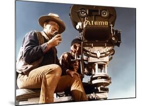 John Wayne sur le tournage by son film Alamo en, 1960 (photo)-null-Mounted Photo