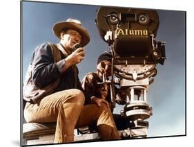 John Wayne sur le tournage by son film Alamo en, 1960 (photo)-null-Mounted Photo