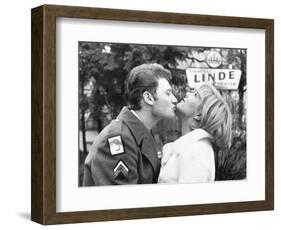 Johnny Hallyday Kissing Sylvie Vartan-DR-Framed Photographic Print