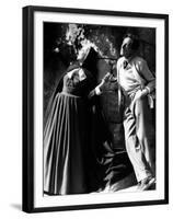 Josette Day and le realisateur Jean Cocteau sur le tournage du film La Belle and la Bete en, 1946 (-null-Framed Photo