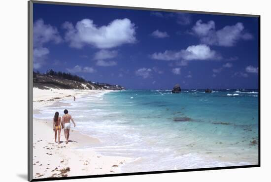 July 1973: Couple Walking on the Beach, Bermuda-Alfred Eisenstaedt-Mounted Photographic Print