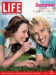 Actors Rachel McAdams and Owen Wilson Outdoors Lying on Lawn, July 1, 2005-Karina Taira-Photographic Print