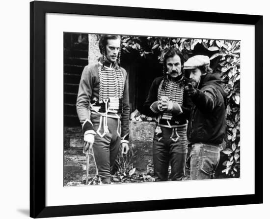 Keith Carradine, Harvey Keitel and le realisateur Ridley Scott sur le tounage du film Les Duelliste-null-Framed Photo