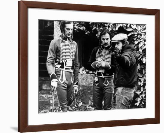 Keith Carradine, Harvey Keitel and le realisateur Ridley Scott sur le tounage du film Les Duelliste-null-Framed Photo