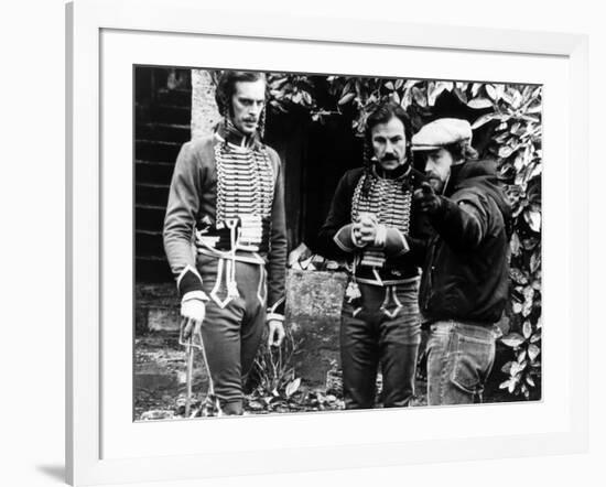 Keith Carradine, Harvey Keitel and le realisateur Ridley Scott sur le tounage du film Les Duelliste-null-Framed Photo