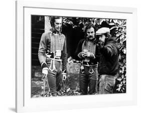 Keith Carradine, Harvey Keitel and le realisateur Ridley Scott sur le tounage du film Les Duelliste-null-Framed Photo