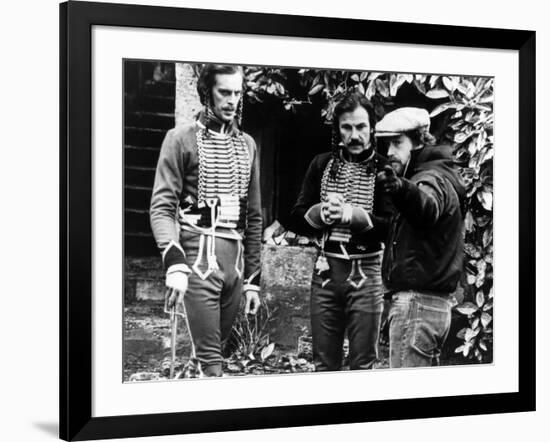 Keith Carradine, Harvey Keitel and le realisateur Ridley Scott sur le tounage du film Les Duelliste-null-Framed Photo