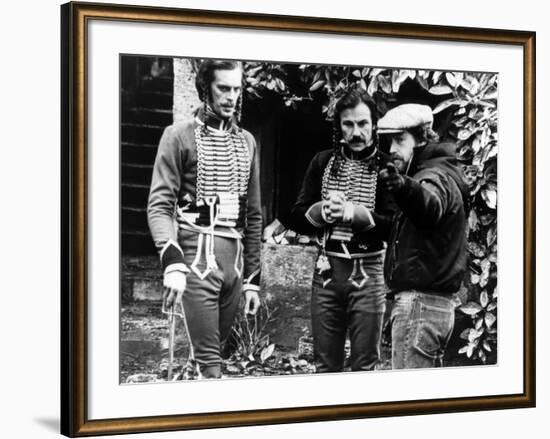 Keith Carradine, Harvey Keitel and le realisateur Ridley Scott sur le tounage du film Les Duelliste-null-Framed Photo