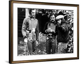 Keith Carradine, Harvey Keitel and le realisateur Ridley Scott sur le tounage du film Les Duelliste-null-Framed Photo