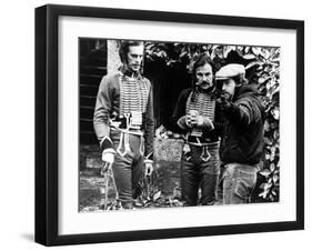 Keith Carradine, Harvey Keitel and le realisateur Ridley Scott sur le tounage du film Les Duelliste-null-Framed Photo