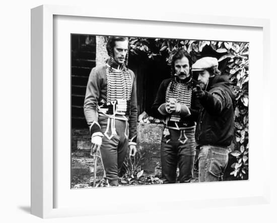 Keith Carradine, Harvey Keitel and le realisateur Ridley Scott sur le tounage du film Les Duelliste-null-Framed Photo