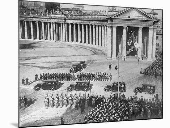 King and Queen of Italy Arriving at Vatican-null-Mounted Photographic Print