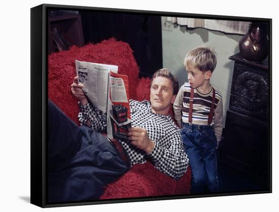 KIRK DOUGLAS and son fils Michael U.S.A. LOS ANGELES, 1949 (photo)-null-Framed Stretched Canvas