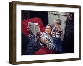 KIRK DOUGLAS and son fils Michael U.S.A. LOS ANGELES, 1949 (photo)-null-Framed Photo
