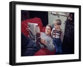 KIRK DOUGLAS and son fils Michael U.S.A. LOS ANGELES, 1949 (photo)-null-Framed Photo