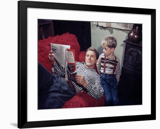 KIRK DOUGLAS and son fils Michael U.S.A. LOS ANGELES, 1949 (photo)-null-Framed Photo