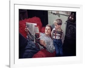 KIRK DOUGLAS and son fils Michael U.S.A. LOS ANGELES, 1949 (photo)-null-Framed Photo