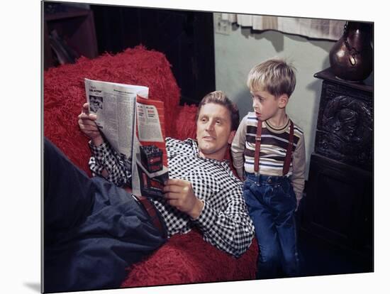 KIRK DOUGLAS and son fils Michael U.S.A. LOS ANGELES, 1949 (photo)-null-Mounted Photo