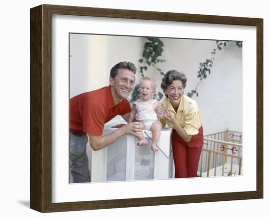 KIRK DOUGLAS and son ?pouse Anne BUYDENS with leur 4?me fils Eric (photo)-null-Framed Photo