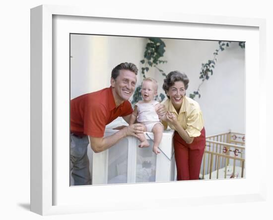 KIRK DOUGLAS and son ?pouse Anne BUYDENS with leur 4?me fils Eric (photo)-null-Framed Photo