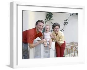 KIRK DOUGLAS and son ?pouse Anne BUYDENS with leur 4?me fils Eric (photo)-null-Framed Photo