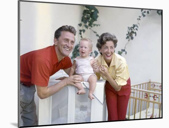 KIRK DOUGLAS and son ?pouse Anne BUYDENS with leur 4?me fils Eric (photo)-null-Mounted Photo