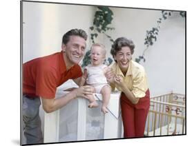 KIRK DOUGLAS and son ?pouse Anne BUYDENS with leur 4?me fils Eric (photo)-null-Mounted Photo