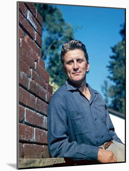 Kirk Douglas-null-Mounted Photographic Print