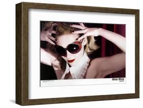 Kirsten Dunst Dans Une Publicite Pour Les Lunettes Miu Miu a Los Angeles En Novembre 2007-null-Framed Photo