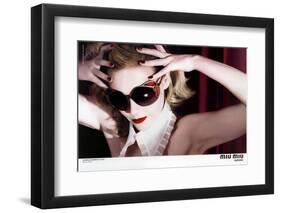 Kirsten Dunst Dans Une Publicite Pour Les Lunettes Miu Miu a Los Angeles En Novembre 2007-null-Framed Photo