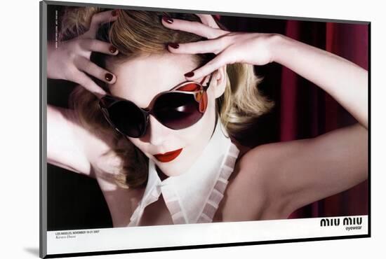 Kirsten Dunst Dans Une Publicite Pour Les Lunettes Miu Miu a Los Angeles En Novembre 2007-null-Mounted Photo