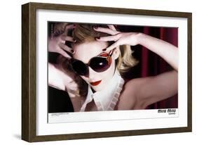 Kirsten Dunst Dans Une Publicite Pour Les Lunettes Miu Miu a Los Angeles En Novembre 2007-null-Framed Photo