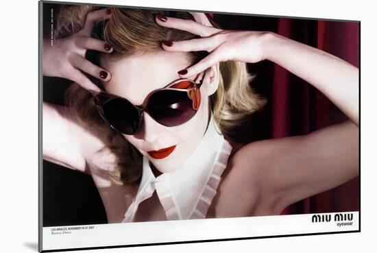 Kirsten Dunst Dans Une Publicite Pour Les Lunettes Miu Miu a Los Angeles En Novembre 2007-null-Mounted Photo