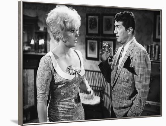 KISS ME STUPID, 1964 directed by BIILY WILDER Kim Novak and Dean Martin (b/w photo)-null-Framed Photo