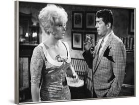 KISS ME STUPID, 1964 directed by BIILY WILDER Kim Novak and Dean Martin (b/w photo)-null-Framed Photo