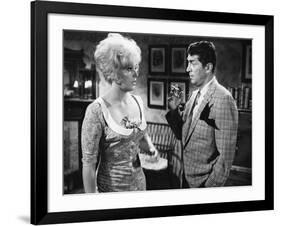 KISS ME STUPID, 1964 directed by BIILY WILDER Kim Novak and Dean Martin (b/w photo)-null-Framed Photo