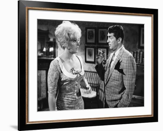 KISS ME STUPID, 1964 directed by BIILY WILDER Kim Novak and Dean Martin (b/w photo)-null-Framed Photo