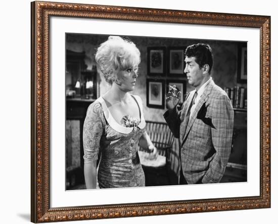 KISS ME STUPID, 1964 directed by BIILY WILDER Kim Novak and Dean Martin (b/w photo)-null-Framed Photo