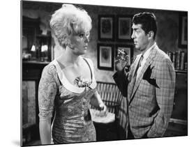 KISS ME STUPID, 1964 directed by BIILY WILDER Kim Novak and Dean Martin (b/w photo)-null-Mounted Photo
