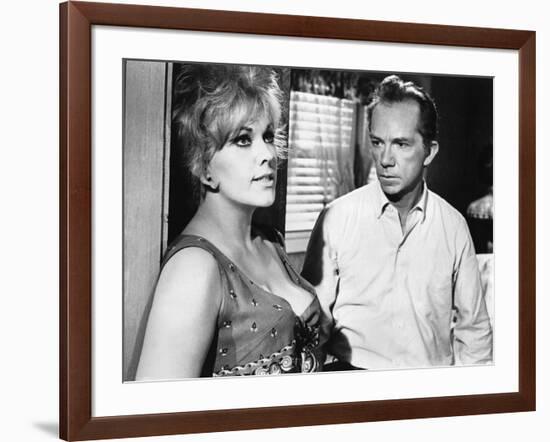 KISS ME STUPID, 1964 directed by BIILY WILDER Kim Novak and Ray Walston (b/w photo)-null-Framed Photo