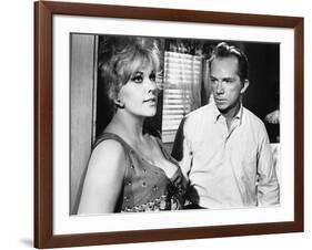 KISS ME STUPID, 1964 directed by BIILY WILDER Kim Novak and Ray Walston (b/w photo)-null-Framed Photo